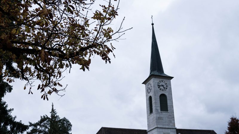 Kirche bei bewölktem Wetter